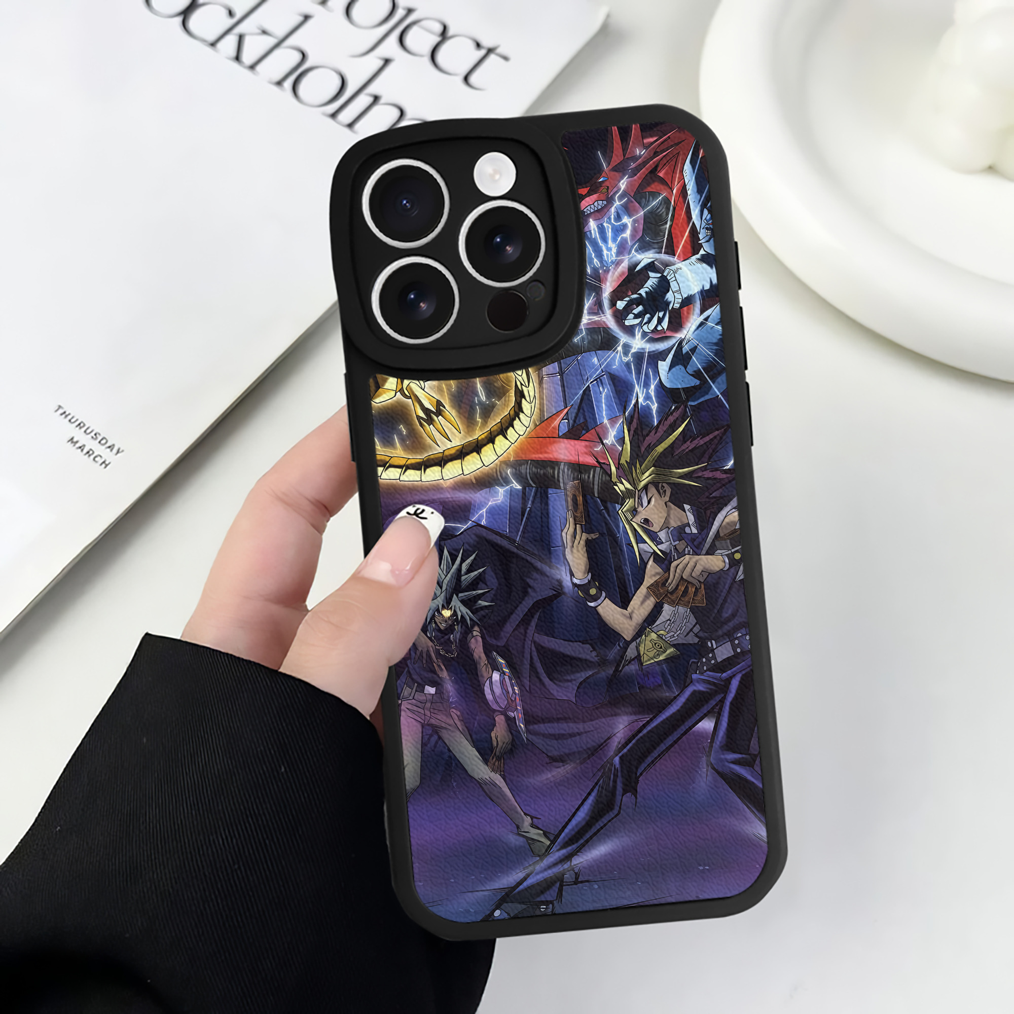 （画像用） 遊☆戯☆王 Yu-Gi-Oh! 【iPhone 16シリーズ対応】シリコンスマホケース（レザー調） 材質：シリコン